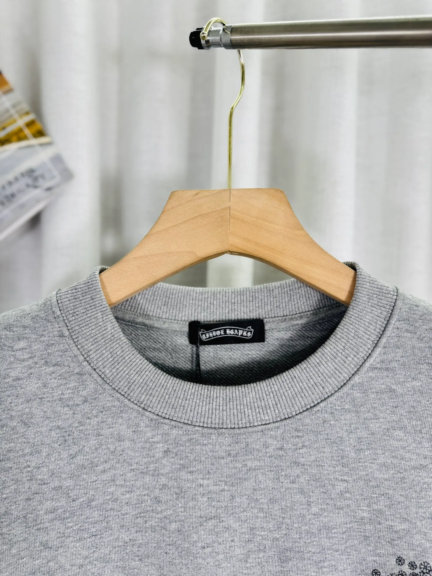 P260 top version, real shot without P, ​​different from market currency) 𝗖𝗵𝗿𝗼𝗺𝗲 𝗛𝗲𝗮𝗿𝘁𝘀/Cro Heart 2025 washed patch embroidery autumn and winter new original single counter American laser burnt 3D three-dimensional color embroidered couple casual sweatshirt 👑The highest version! Customized fabric 430g tripe terry fabric! American acid-washed and distressed original fabric laser burnt ✟appliqué embroidery and exquisite embroidery of letters! The best-selling model in the counter, very comfortable to wear. Accessories: original molded and authenticated collar label➕100% silk wash label. Genuine purchase-grade original hangtag➕matching hanging rope➕3D hanging beads➕original packaging bag. Craftsmanship: The original version has consistent wiring! The highest version of the armhole matching technique! Color: Gray Black Size: S M L XL Style Number: 25-332